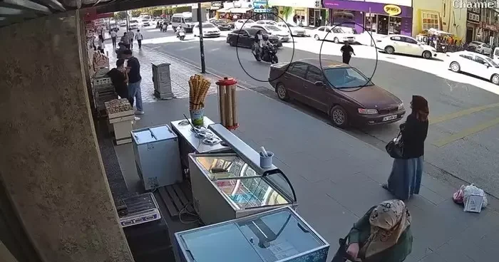 Otomobillerin yol verdiği kadına motosiklet çarptı