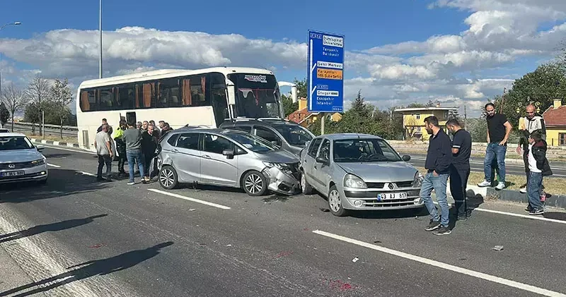 İşçi servisi otobüsü, kırmızı ışıkta bekleyen 7 araca çarptı: 3 yaralı