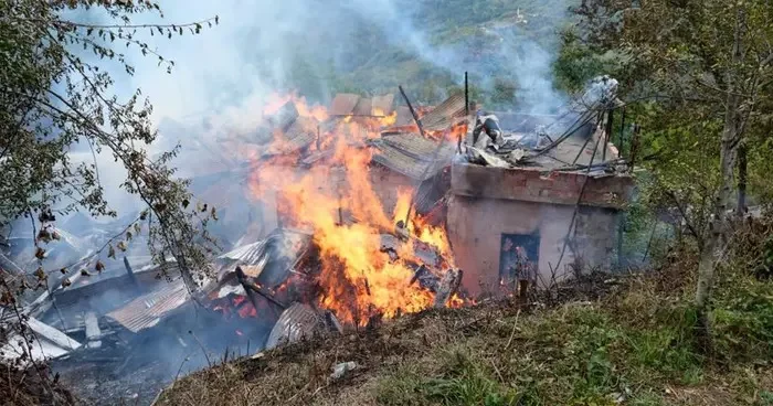 Yer: Kastamonu! Alevlere teslim olan ahşap ev küle döndü