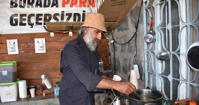 Tabeladaki yazıyı gören geliyor! Resmen bedava veriyor Böyle bir yeri Türkiye nin başka hiçbir yerinde görmedim
