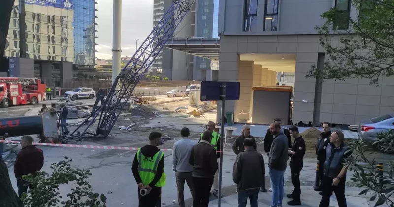 Mecidiyeköy de Vinç Devrildi