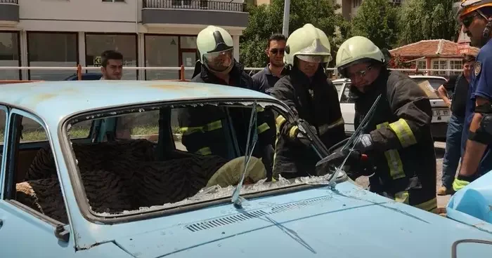 Emekli itfaiye erleri bir gülüğüne göreve döndü