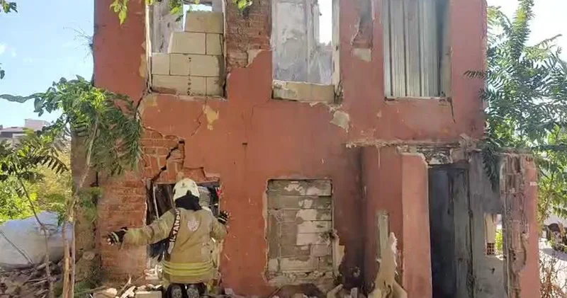 Fatih te 2 katlı metruk bina çöktü