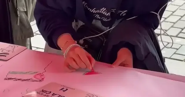 Sultanahmet Meydanı nda dev kağıtlara Filistin için çizdiler VİDEO İZLE