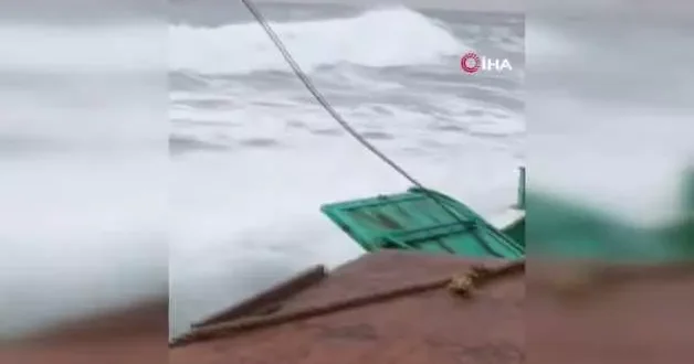 Kıyıköy’de fırtına altında balıkçı teknesinin zorlu mücadelesi
