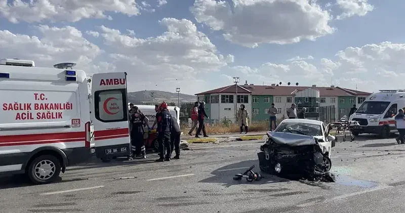 Karşı şeride geçen otomobil zincirleme kazaya yol açtı: 1 ölü, 4 yaralı