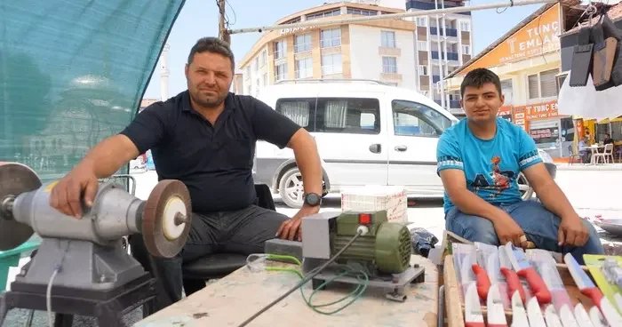 Burdur Gölhisar da Kurban Bayramı öncesi bıçak bileme ustalarının yoğun mesaisi başladı
