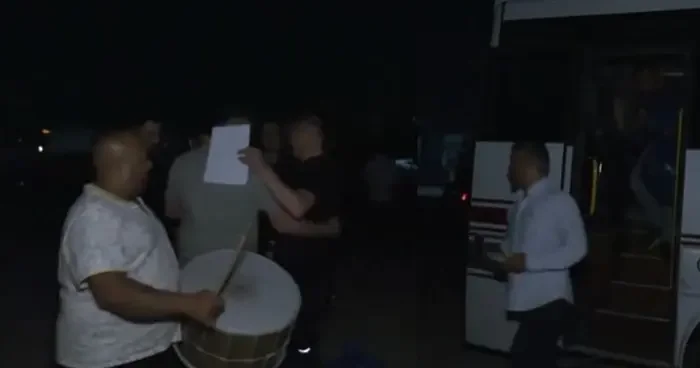 Yargı paketi Resmi Gazete de yayınlandı, tahliyeler başladı! Görüntüler Sincan Cezaevi nden: Davul zurnayla karşılaşdılar
