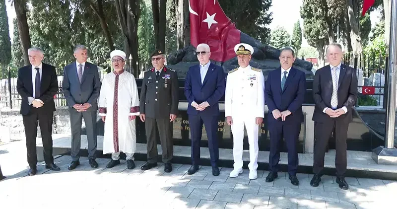 İstanbul Valisi Davut Gül, Edirnekapı Şehitliği ni ziyaret etti