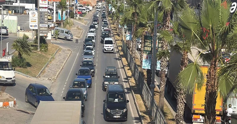 24 saatte ilçeye 50 bin araç geldi; trafik durdu!