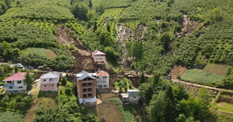 Trabzon’da heyelan afeti! 3 ev hasar gördü