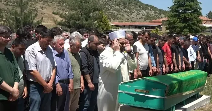 Trafik kazasında hayatını kaybeden genç, son yolculuğuna uğurlandı