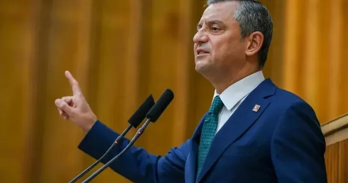 CHP lideri Özel, tutuklama görüntülerini hatırlattı! Canlı yayında sert çıkış: Bıçak kemiğe dayandı, onlar sertleşmeye devam ederse ben de sertleşeceğim