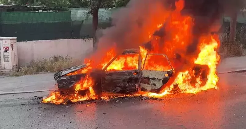 Avcılar da otomobilin alev alev yandığı anlar kamerada