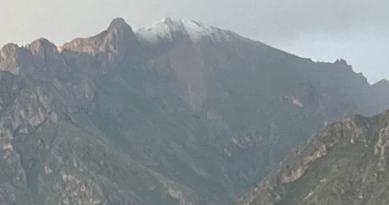 Haziranda yağan kar beyaza bürüdü