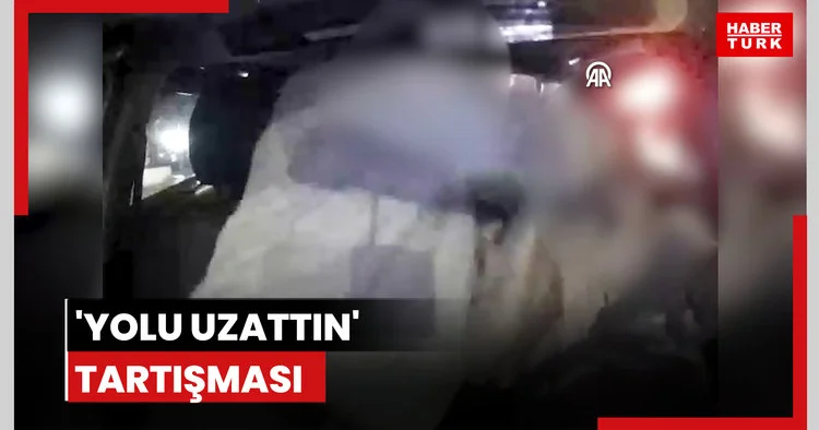 İzmir de yolcunun yolu uzattın iddiasıyla taksiciyi darbetmesi araç içi kamerasında