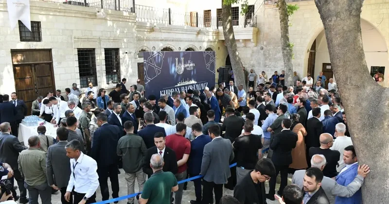 Şanlıurfa da bayram coşkusu: Bayramlaşma törenine çok sayıda kişi katıldı