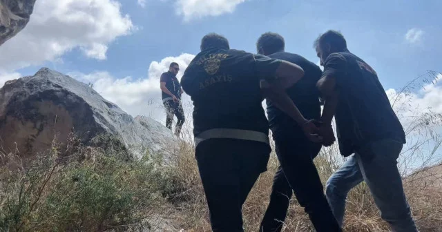 17 yıl cezası bulunan firari hükümlü Mersin deki bir mağarada yakalandı VİDEO İZLE