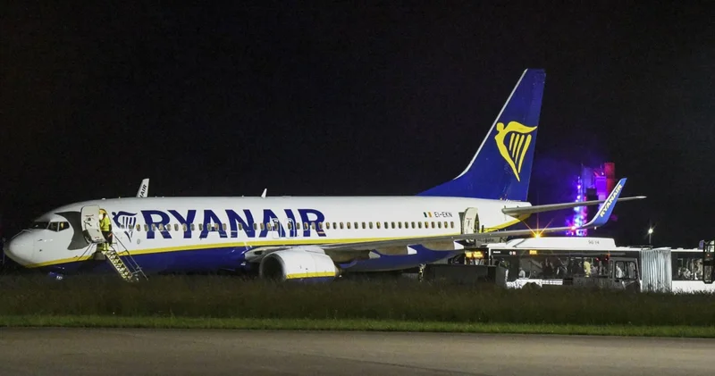 Almanya da yolcu uçağı acil iniş yaptı: Yaralılar var
