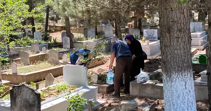 Bayram arefesinde mezarlıklar ziyaretçilerle doldu