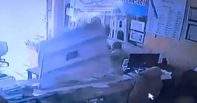 Hatay da muhtarlıktaki tavan dekorunun 2 kişinin yanına düşmesi kamerada VİDEO İZLE