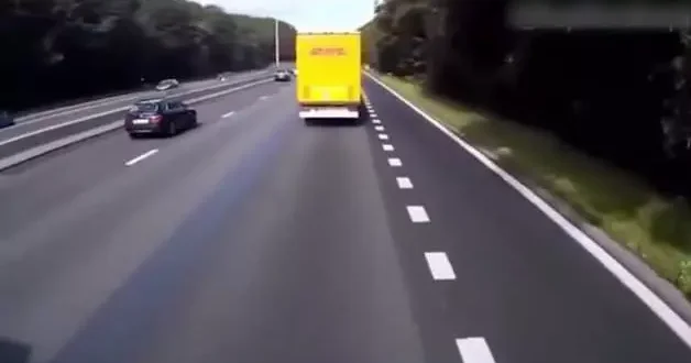 Trafik kurallarını ihlal eden sürücü kazaya davetiye çıkardı