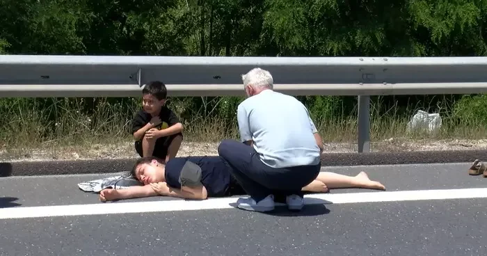 Kahreden kare... Gözyaşları içerisinde yaralı annesine yardım bekledi!