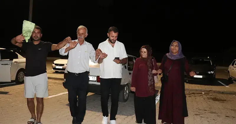 Yakınlarını karşılamak için gittikleri cezaevi önünde halay çektiler