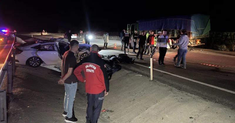 Balıkesir de otomobil kamyona çarptı: 2 ölü
