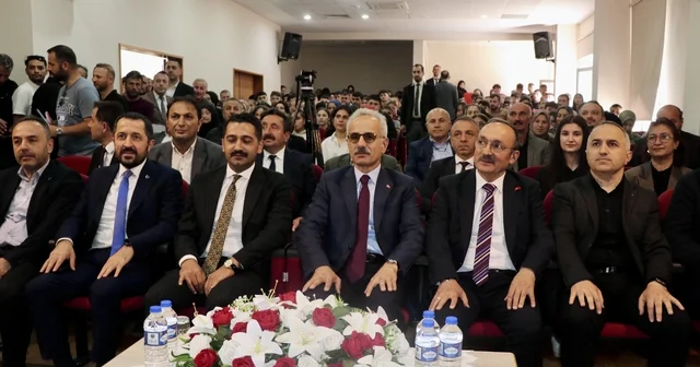 Ulaştırma ve Altyapı Bakanı Uraloğlu, Trabzon da öğrencilerle söyleşide bir araya geldi: Trabzon Haberleri