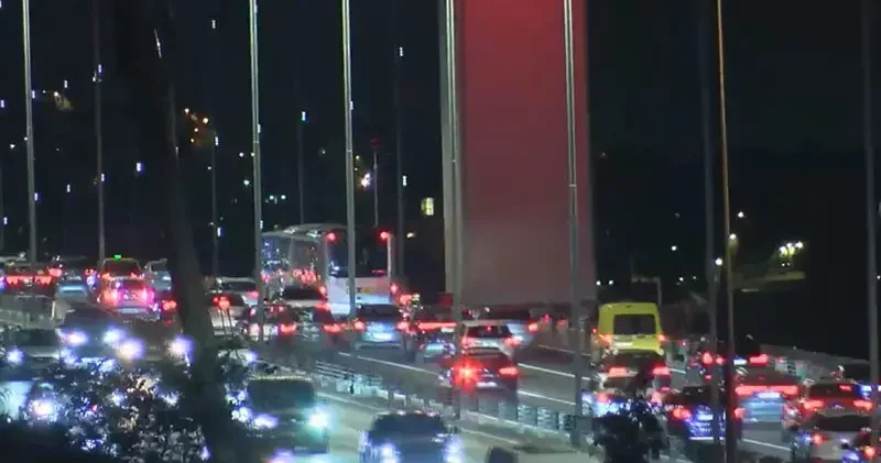 İstanbul un çıkış güzergahlarında trafik yoğunluğu