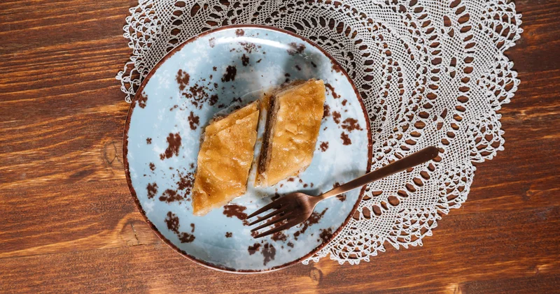Bayramda misafirlerinize ikram edebileceğiniz hazırlaması kolay pratik ev baklavası tarifi!