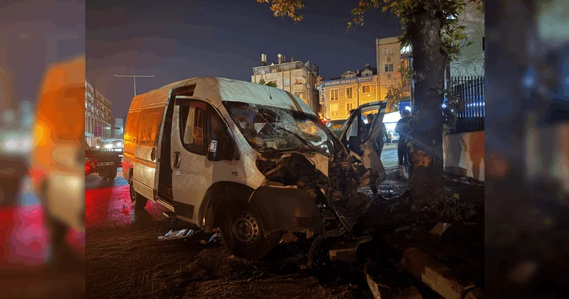 İstanbul da gece yarısı feci kaza: 4 yaralı