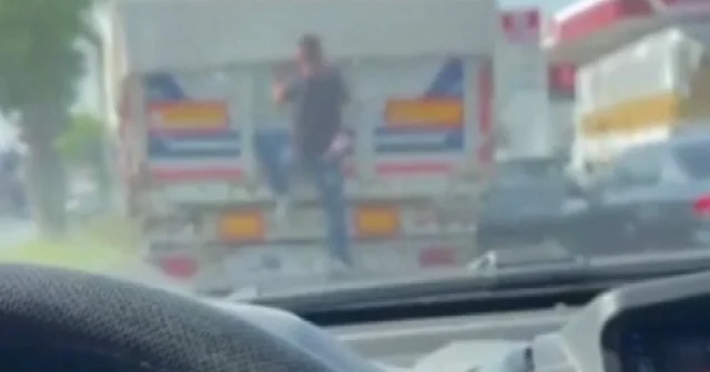 Adana da bir şahıs kırmızı ışıkta bekleyen kamyonun kasasından karpuz çaldı VİDEO İZLE