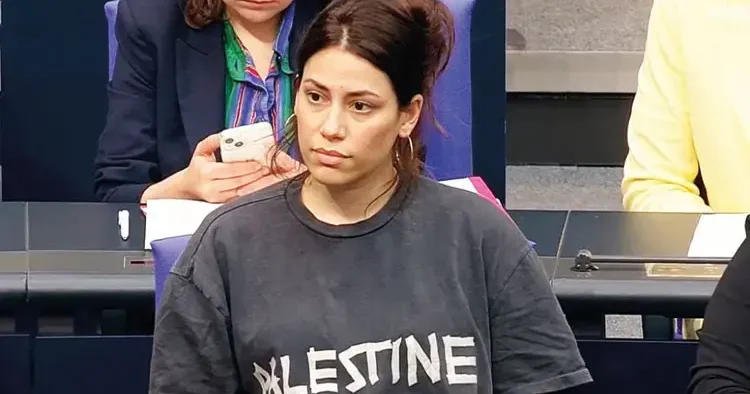 Köktürk’ün tişörtü sorun oldu! Alman Meclisi’nde Filistin hazımsızlığı