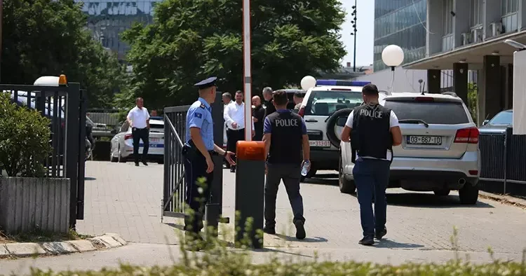 Kosova da bomba paniği! Meclis boşaltıldı