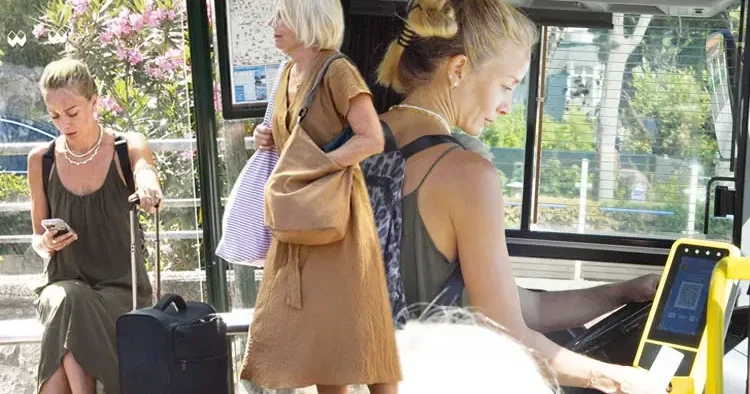 Otobüste ünlü var! Ekonomik Bade