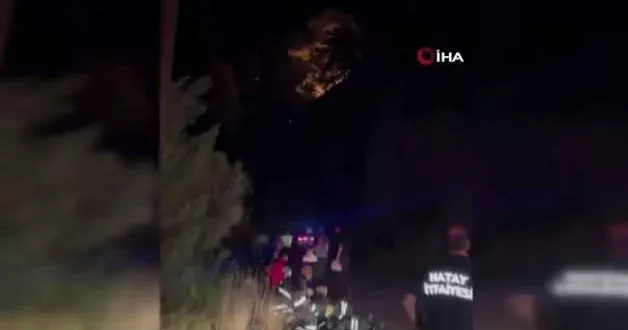Ateş savaşçılarının alevler arasında yorgunluk molası