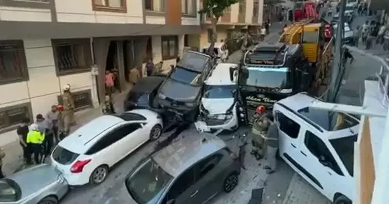 Başakşehir de vinç park halindeki 18 araca çarptı