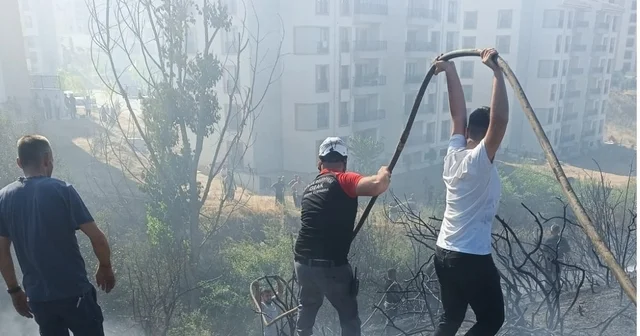 Gebze de 3 dönümlük otluk yandı; depo olarak kullanılan ev de küle döndü Kocaeli Haberleri