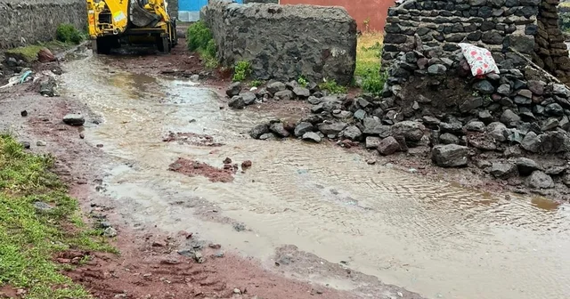 Sağanak yağmurun yıktığı evde mahsur kalan kadın kurtarıldı (2) Kars Haberleri