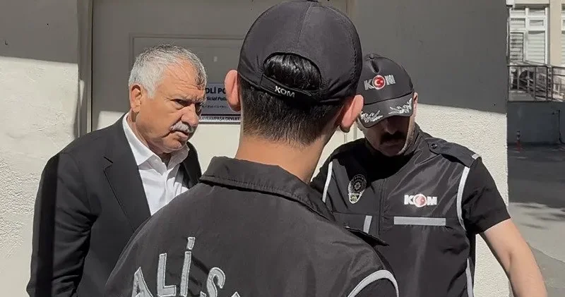 Adana Belediye binası önünde gazetecileri hedef aldılar! Canlı yayında A Haber e saldırı