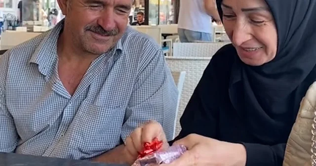 Bebek tedavisi için yüzüklerini satan anne babaya duygulandıran sürpriz VİDEO İZLE