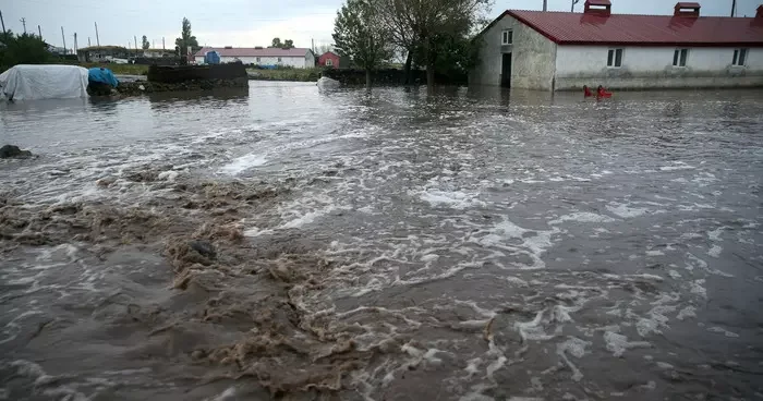 Kars ı dolu ve şiddetli sağanak vurdu! Sel suları nedeniyle ev, ahır ve araçlar zarar gördü, mahsur kalanları ekipler kurtardı
