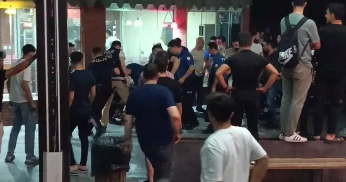 Batman da sıcak gece! Apartman girişine sığınıp boğazına dayadığı bıçakla polise direndi