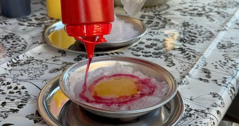 Dağdan kar getirip tatlandırdı, tabağını 50 TL den satmaya başladı