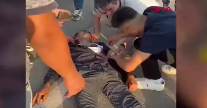 Kazada yaralanan motosiklet sürücüsüne ilk müdahaleyi yoldan geçen doktor yaptı