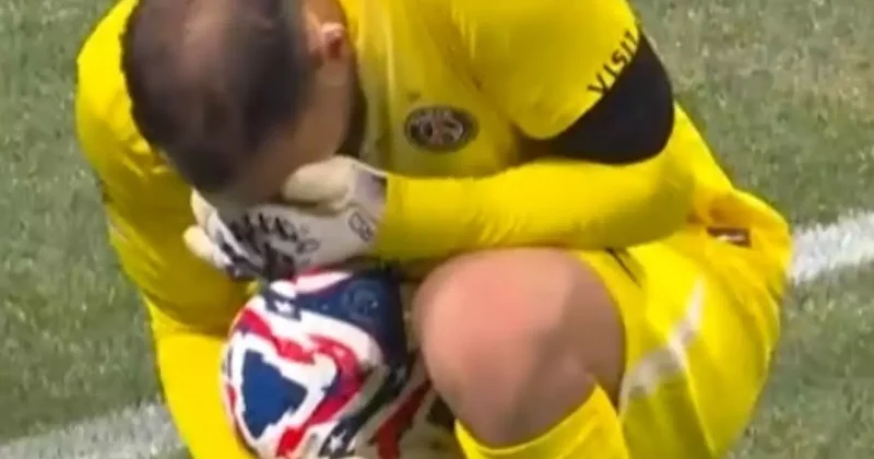 Yıldız futbolcudan korkutan sakatlık! Rakip kaleci gözyaşlarına boğuldu