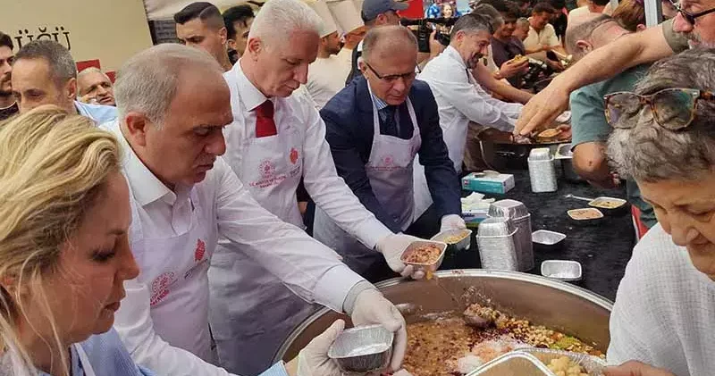 Tarihi Mısır Çarşısı’nda 20 bin kişilik aşure dağıtıldı