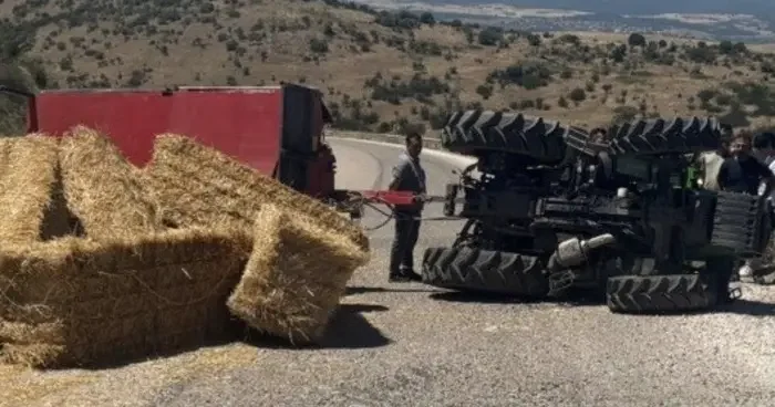 Gönen’de saman yüklü traktör devrildi yol ulaşıma kapandı